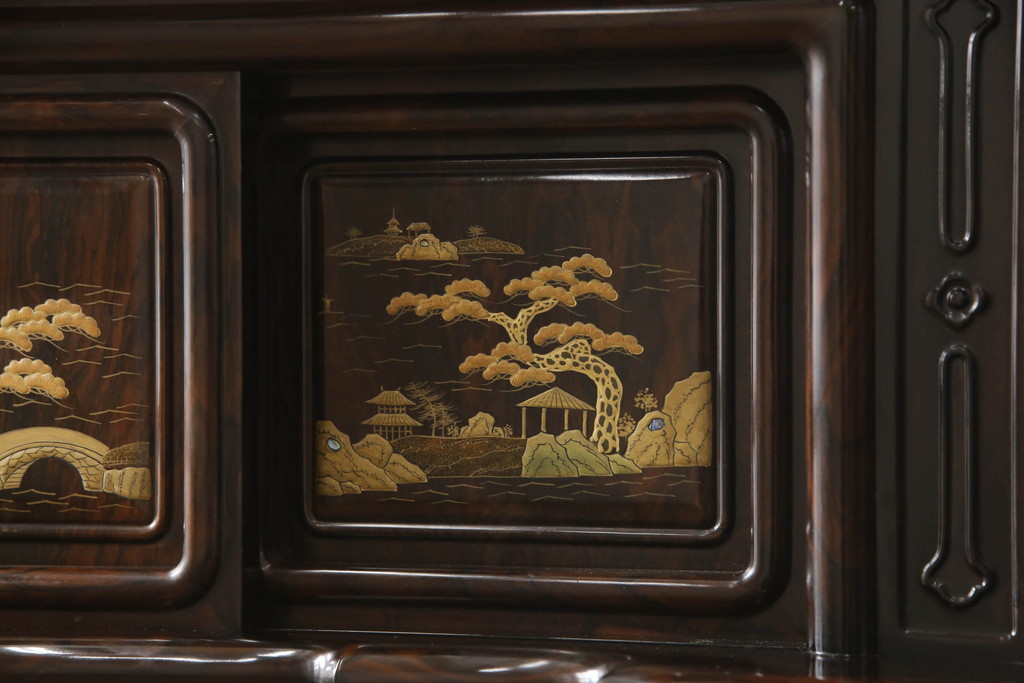 中古　美品　民芸家具　唐木・縞黒檀材　蒔絵と螺鈿の細工が高級感を放つ茶棚(違い棚、収納棚、飾り棚)(R-058764)