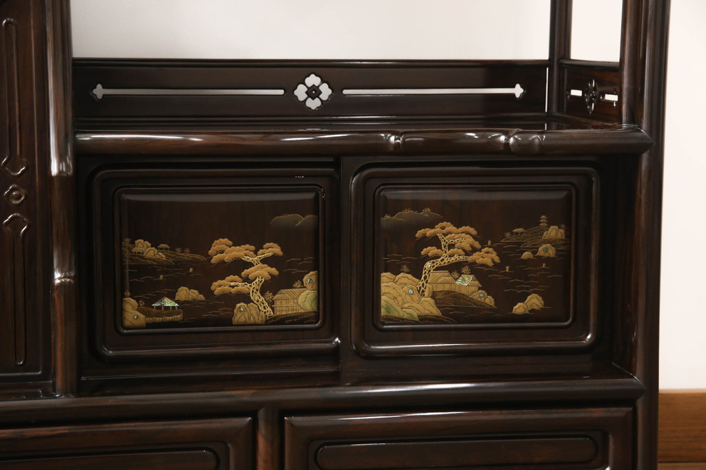 中古　美品　民芸家具　唐木・縞黒檀材　蒔絵と螺鈿の細工が高級感を放つ茶棚(違い棚、収納棚、飾り棚)(R-058764)