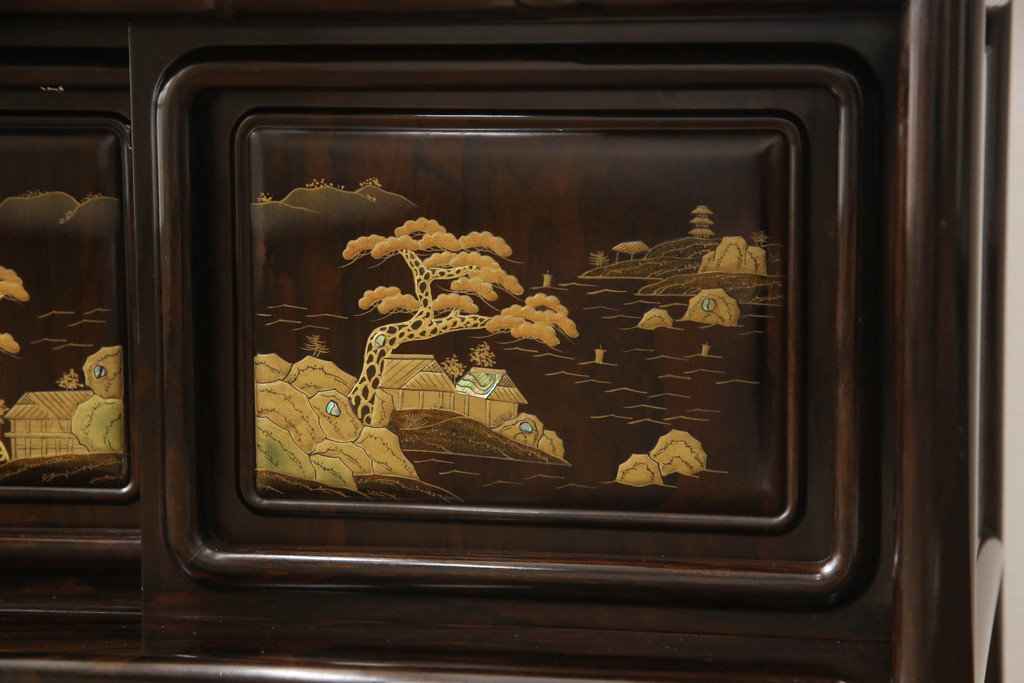 中古　美品　民芸家具　唐木・縞黒檀材　蒔絵と螺鈿の細工が高級感を放つ茶棚(違い棚、収納棚、飾り棚)(R-058764)