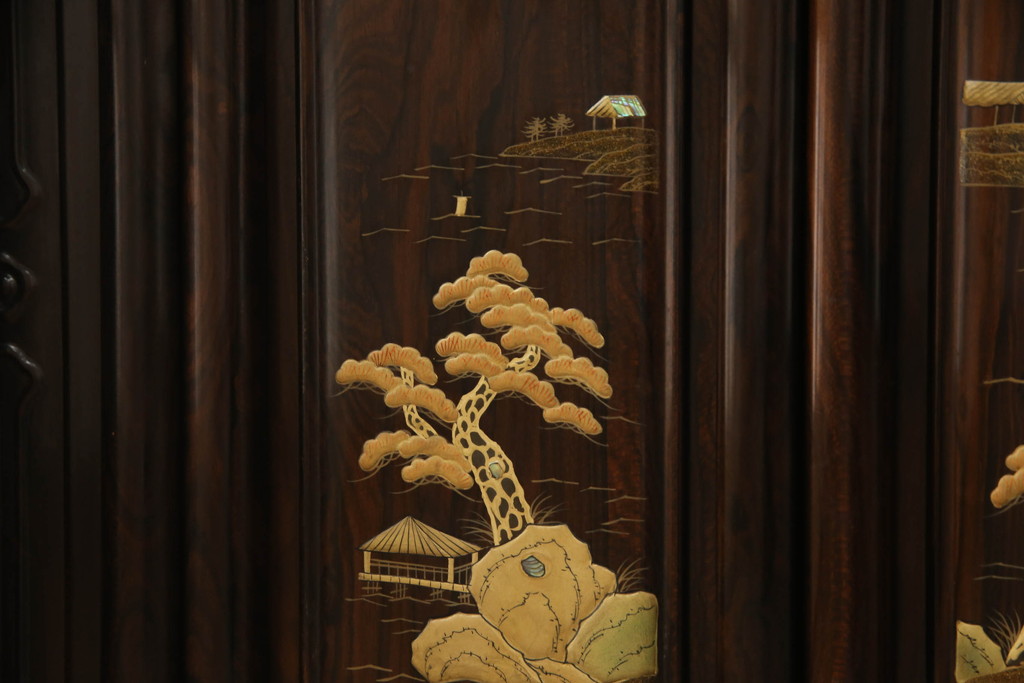 中古　美品　民芸家具　唐木・縞黒檀材　蒔絵と螺鈿の細工が高級感を放つ茶棚(違い棚、収納棚、飾り棚)(R-058764)