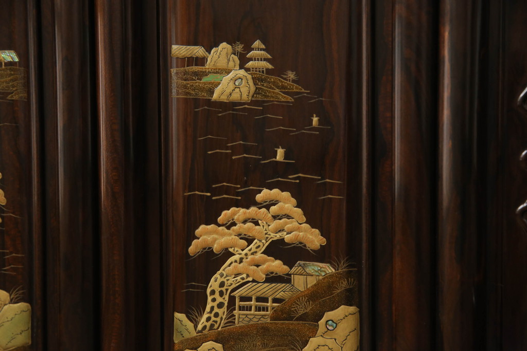 中古　美品　民芸家具　唐木・縞黒檀材　蒔絵と螺鈿の細工が高級感を放つ茶棚(違い棚、収納棚、飾り棚)(R-058764)