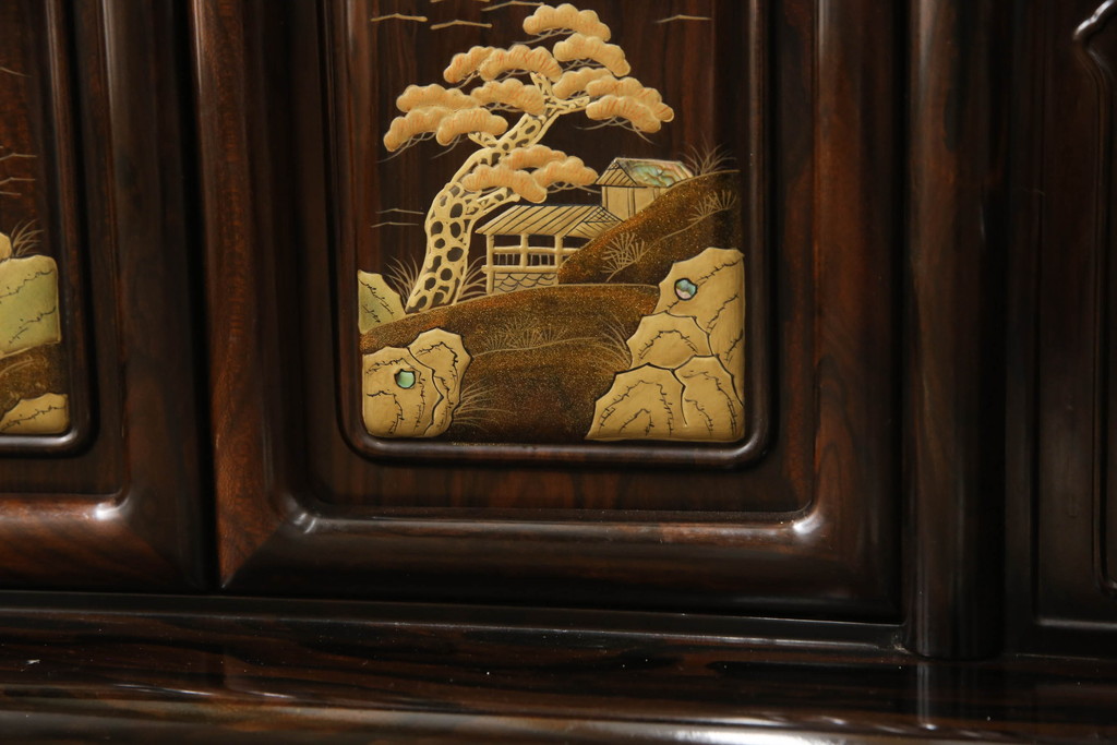中古　美品　民芸家具　唐木・縞黒檀材　蒔絵と螺鈿の細工が高級感を放つ茶棚(違い棚、収納棚、飾り棚)(R-058764)