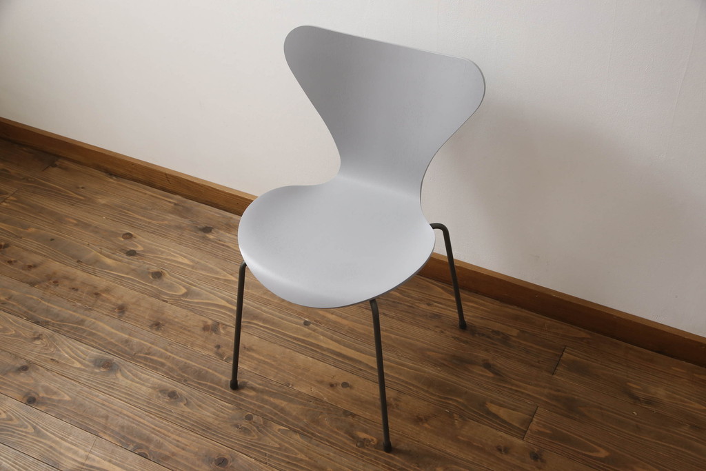 中古　新品同様!!　FRITZ HANSEN(フリッツハンセン)　SERIES 7(セブンチェア)　fh-3107ca-155　カラードアッシュ　ナイングレー (NINE GREY)　北欧モダンなお部屋にぴったり!シャープな脚がお洒落なダイニングチェア(板座チェア、椅子、イス)(定価約7万円)(R-066552)