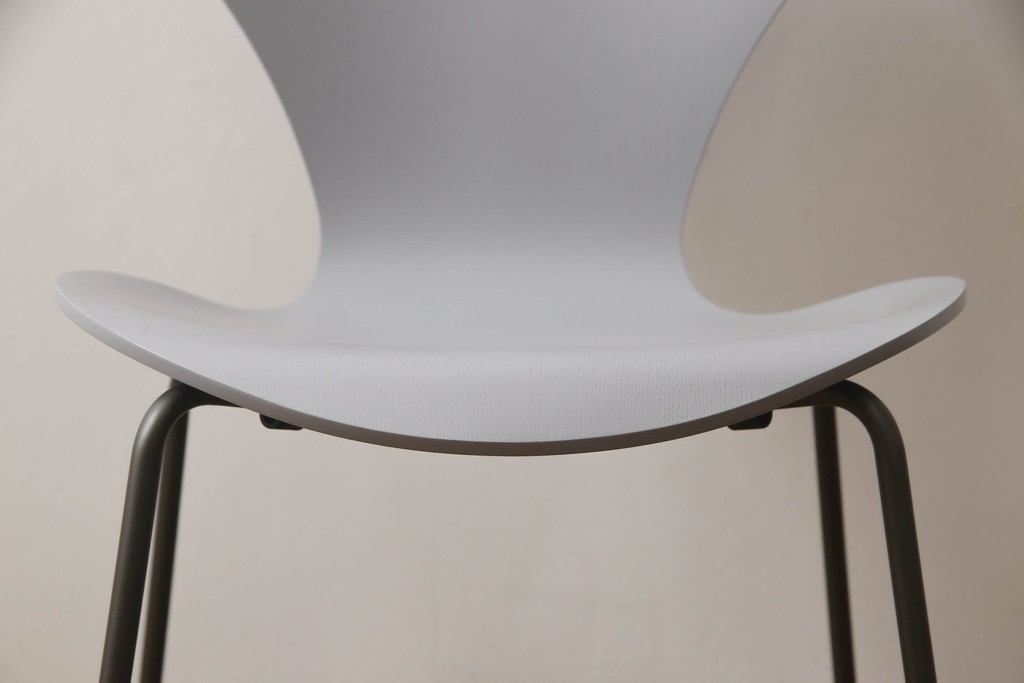中古　新品同様!!　FRITZ HANSEN(フリッツハンセン)　SERIES 7(セブンチェア)　fh-3107ca-155　カラードアッシュ　ナイングレー (NINE GREY)　北欧モダンなお部屋にぴったり!シャープな脚がお洒落なダイニングチェア(板座チェア、椅子、イス)(定価約7万円)(R-066552)