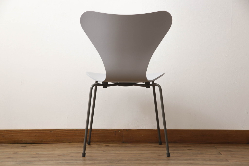 中古　新品同様!!　FRITZ HANSEN(フリッツハンセン)　SERIES 7(セブンチェア)　fh-3107ca-155　カラードアッシュ　ナイングレー (NINE GREY)　北欧モダンなお部屋にぴったり!シャープな脚がお洒落なダイニングチェア(板座チェア、椅子、イス)(定価約7万円)(R-066552)