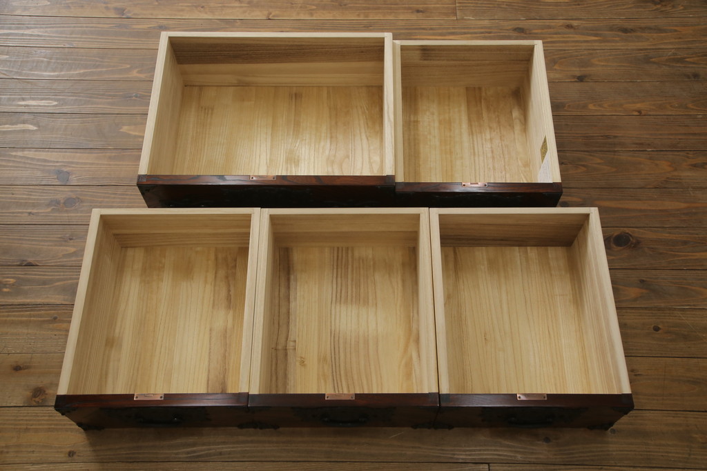 中古　超美品!!　岩谷堂箪笥　力強い木目と重厚感のある金具が目を惹く和箪笥(引き出し、サイドボード、サイドチェスト、収納箪笥、衣装箪笥、整理箪笥)(R-074852)