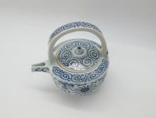 【骨董買取】江戸期　古伊万里　銚子　染付　蛸唐草　急須(水注、茶道具)を買取りました。