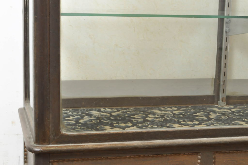 和製アンティーク　大正ロマン　象嵌入り　栗材　レトロな雰囲気の引き出し付きガラスケース(ショーケース、陳列棚、飾り棚、店舗什器)(R-062306)