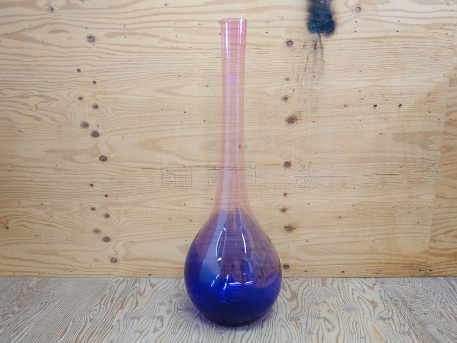 昭和レトロ　特大　グラデーションが美しいフラワーベース(花瓶、花入れ、花器、オブジェ、ホームインテリア、ディスプレイ、ブルー、ピンク、アートガラス)(R-076988)