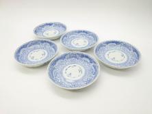 正木春蔵　九谷焼　呉須色絵　染付　約22cm　7.1寸　鮮やかに絵付けされた可愛らしい蓋物(向日葵、ひまわり、花、植物、大平、深鉢、和皿、和食器、七寸一分、裏印、外箱付き)(R-079320)