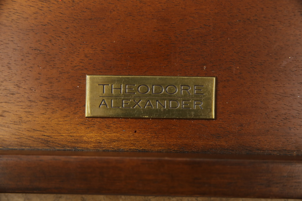 中古　イギリス高級家具　THEODORE ALEXANDER(セオドア・アレキサンダー)　重厚感ある銅板の装飾とクラシカルな佇まいが魅力のキャビネット(サイドボード、サイドテーブル、収納棚、戸棚)(R-070014)