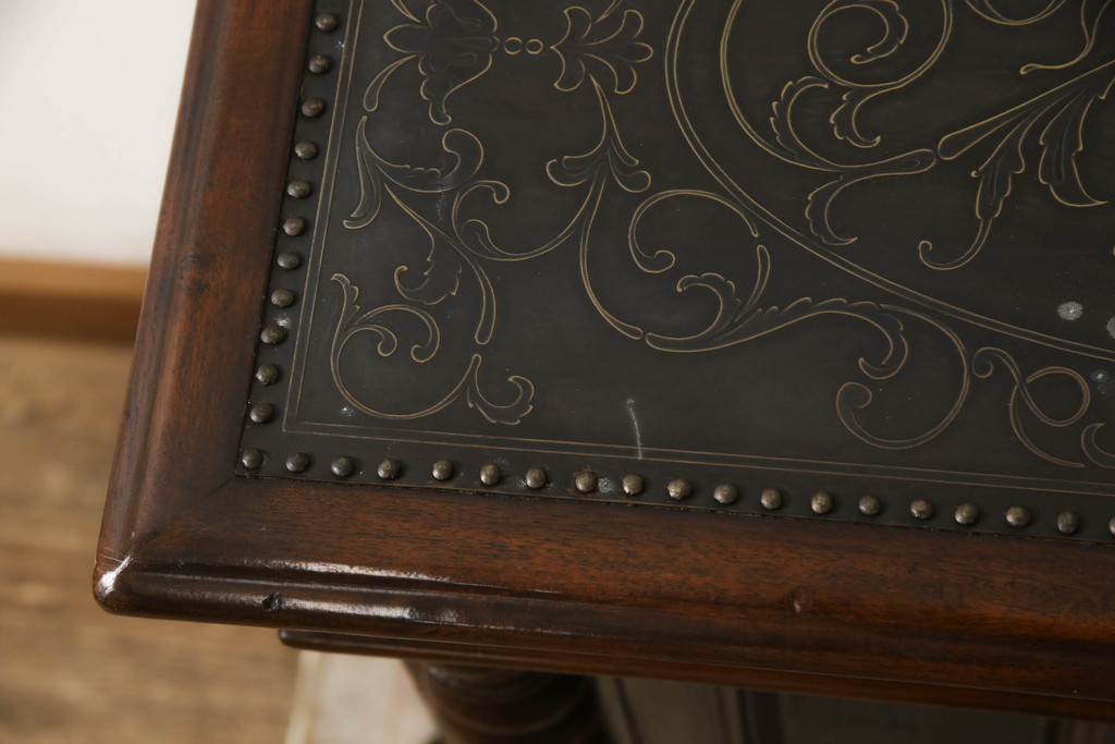 中古　イギリス高級家具　THEODORE ALEXANDER(セオドア・アレキサンダー)　重厚感ある銅板の装飾とクラシカルな佇まいが魅力のキャビネット(サイドボード、サイドテーブル、収納棚、戸棚)(R-070014)
