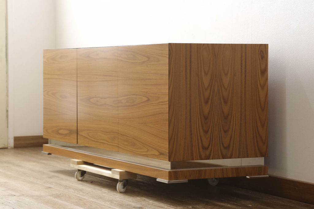 中古　美品　イタリア　メデア(Medea)　モダンデザイン　木とメタルの組み合わせがかっこいいサイドボード(テレビボード、テレビ台、ローボード、収納棚、キャビネット、戸棚)(定価約58万円)(R-061334)