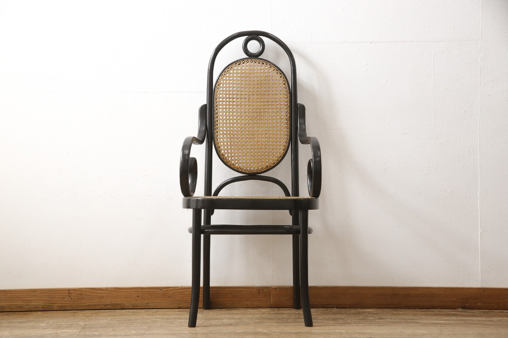 中古　美品　トーネット(Thonet)　No.17　特徴的な曲線デザインが目を引くベントウッドアームチェア(定価約16万円)(ベントウッドチェア、ハイバックチェア、椅子、イス)(R-058450)