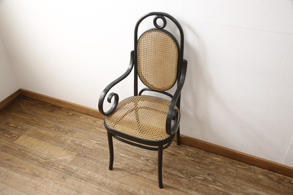 中古　美品　トーネット(Thonet)　No.17　特徴的な曲線デザインが目を引くベントウッドアームチェア(定価約16万円)(ベントウッドチェア、ハイバックチェア、椅子、イス)(R-058450)