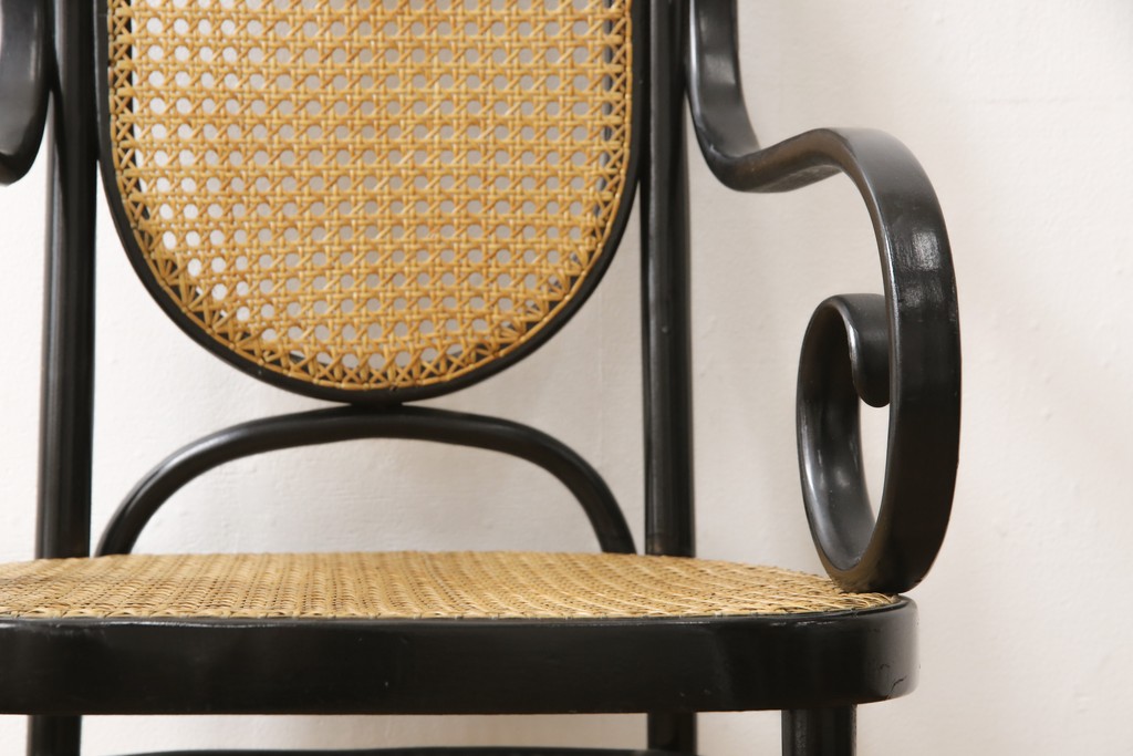 中古　美品　トーネット(Thonet)　No.17　特徴的な曲線デザインが目を引くベントウッドアームチェア(定価約16万円)(ベントウッドチェア、ハイバックチェア、椅子、イス)(R-058450)