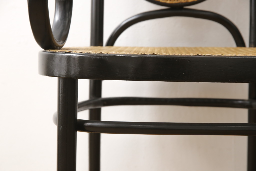 中古 美品 トーネット(Thonet) No.17 特徴的な曲線デザインが目
