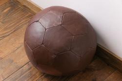 【買取】de Sede(デセデ)　ビンテージ　サッカーボール型　本革(レザー)製ボールクッション・ダークブラウンを買取りました。