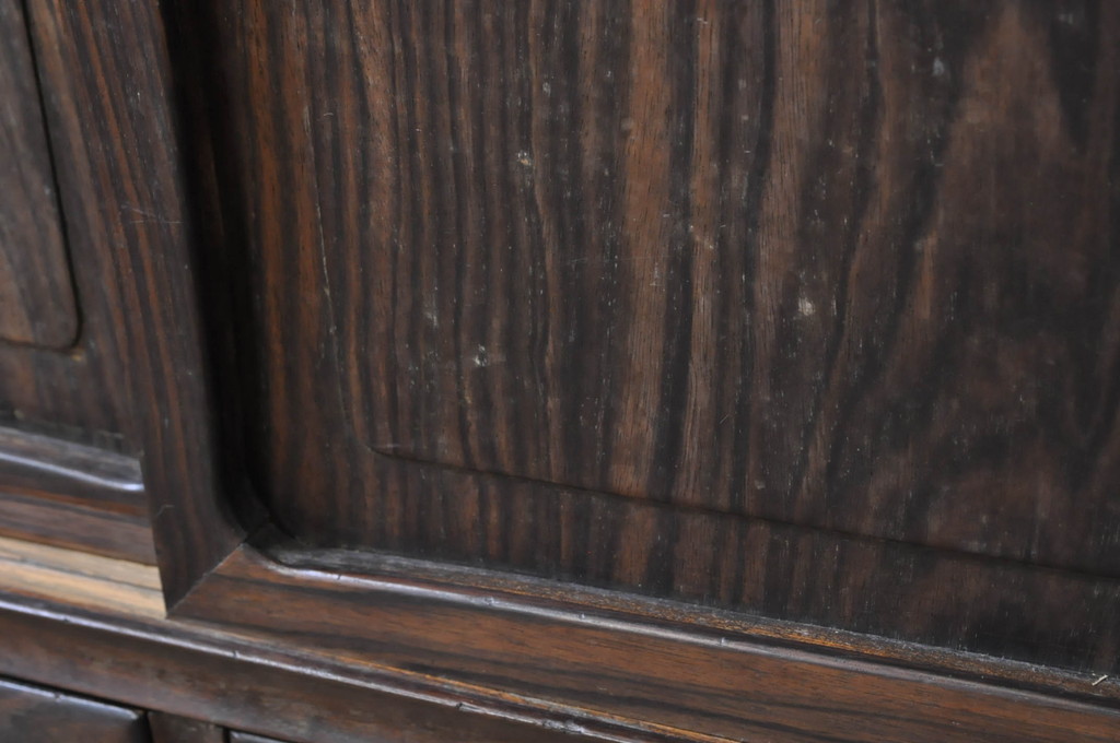 和製アンティーク　桑材・黒檀(コクタン)材　落ち着きのある色合いが和モダンな印象を深める茶棚(収納棚、戸棚、飾り棚、違い棚)(R-068382)