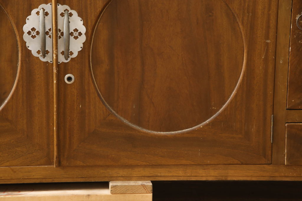 和製アンティーク　丸窓　金具のデザインが可愛らしいテレビ台(テレビボード、サイドボード、ローボード)(R-062921)