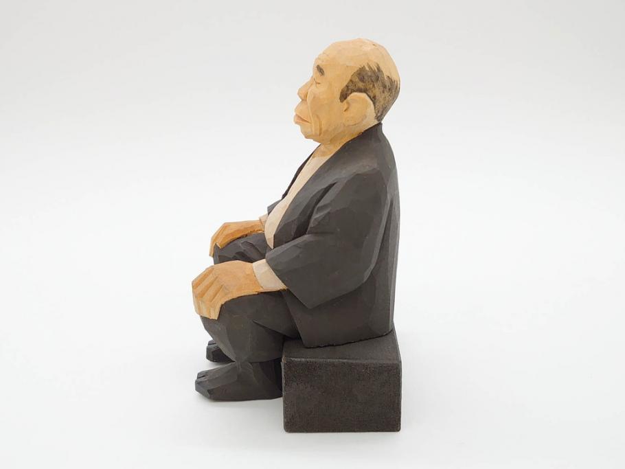 松澤登美雄作　アザレアギャラリー　思い出を切り取った様な温もりを感じる木彫り人形2体(彫刻、オブジェ、置物、夫婦人形、おじいちゃん、おばあちゃん)(R-070474)