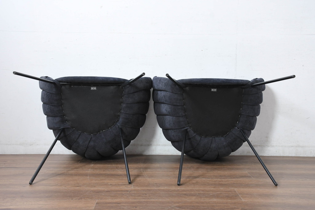 中古　美品　展示品　高級家具ブランド　Abita Style(アビタスタイル)　丸みのある背もたれと縦ステッチが特徴のモダンなラウンジチェア2脚セット(アームチェア、椅子、イス、ばら売り可能)(定価2脚で約21万円)(R-083260)