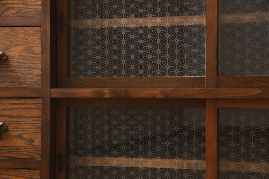 ラフジュ工房オリジナル　古建具リメイク　麻の葉紋様のガラスがレトロモダンな雰囲気を醸し出すキャビネット(戸棚、収納棚、サイドボード、サイドキャビネット)(R-062256)