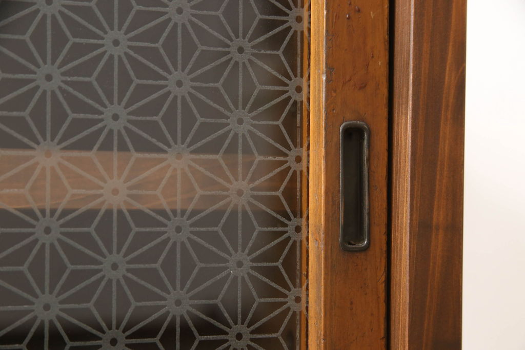 ラフジュ工房オリジナル　古建具リメイク　麻の葉紋様のガラスがレトロモダンな雰囲気を醸し出すキャビネット(戸棚、収納棚、サイドボード、サイドキャビネット)(R-062256)