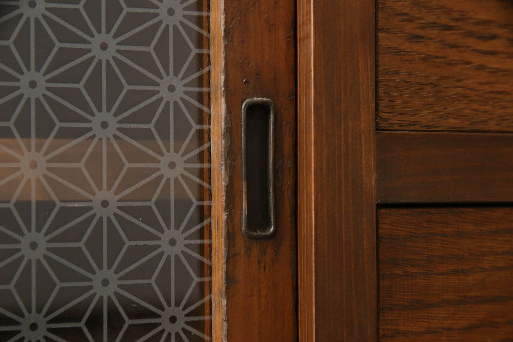 ラフジュ工房オリジナル　古建具リメイク　麻の葉紋様のガラスがレトロモダンな雰囲気を醸し出すキャビネット(戸棚、収納棚、サイドボード、サイドキャビネット)(R-062253)