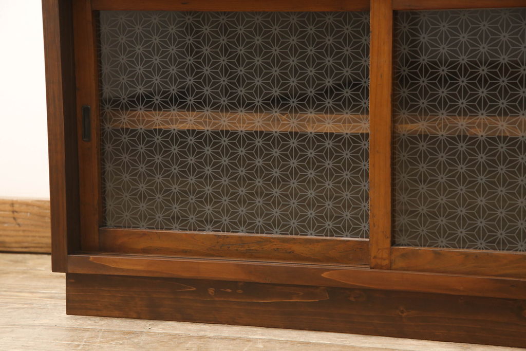 ラフジュ工房オリジナル　古建具リメイク　麻の葉紋様のガラスがレトロモダンな雰囲気を醸し出すキャビネット(戸棚、収納棚、サイドボード、サイドキャビネット)(R-062253)