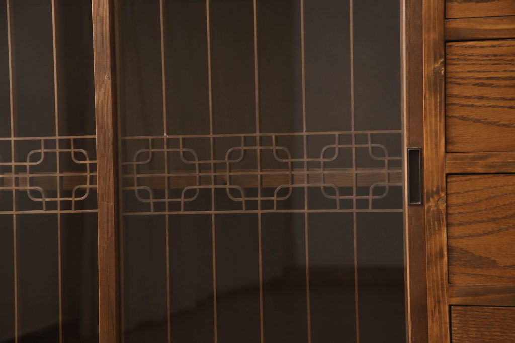 ラフジュ工房オリジナル　古建具リメイク　引き出し7杯付き　品のある佇まいが印象的な脚付き収納棚(戸棚、飾り棚、キャビネット)(R-062358)