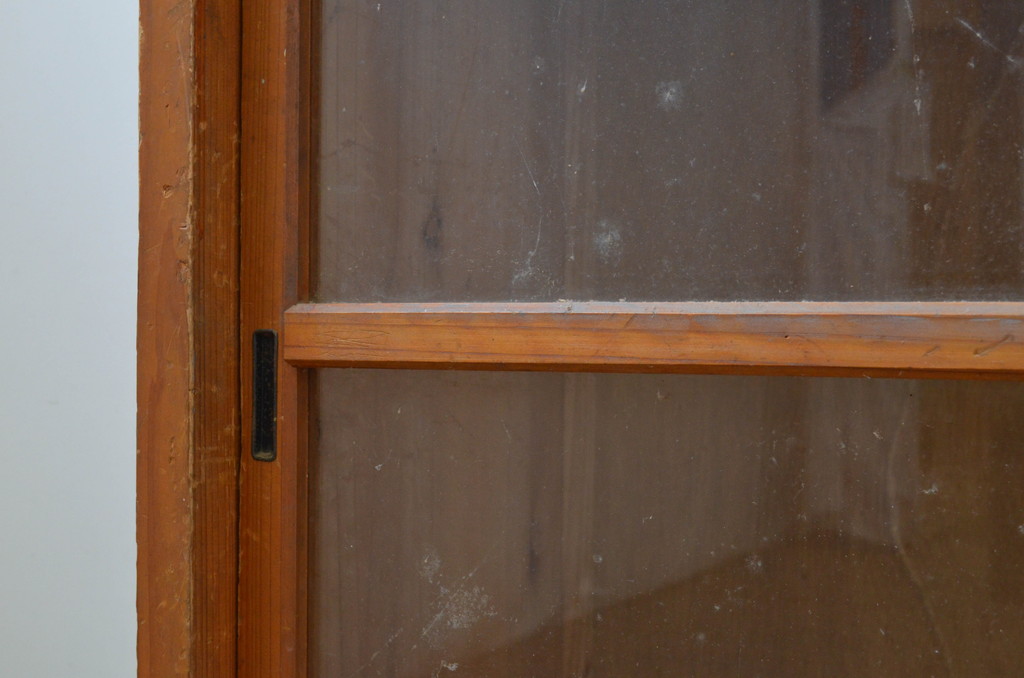 和製アンティーク　引き出し付き　レトロな雰囲気のガラス戸棚サイドボード(収納棚、食器棚、サイドキャビネット)(R-068476)