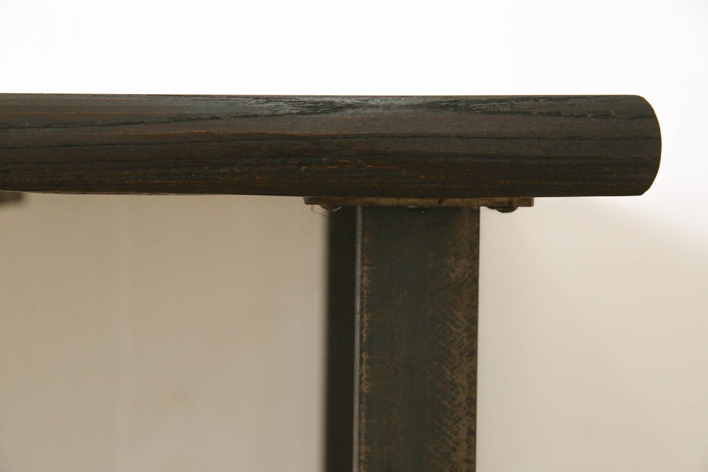 和製アンティーク　欅(ケヤキ)材　クールな雰囲気が目を引く天板一枚板の鉄脚テーブル(ダイニングテーブル、4人掛け、作業台)(R-061566)