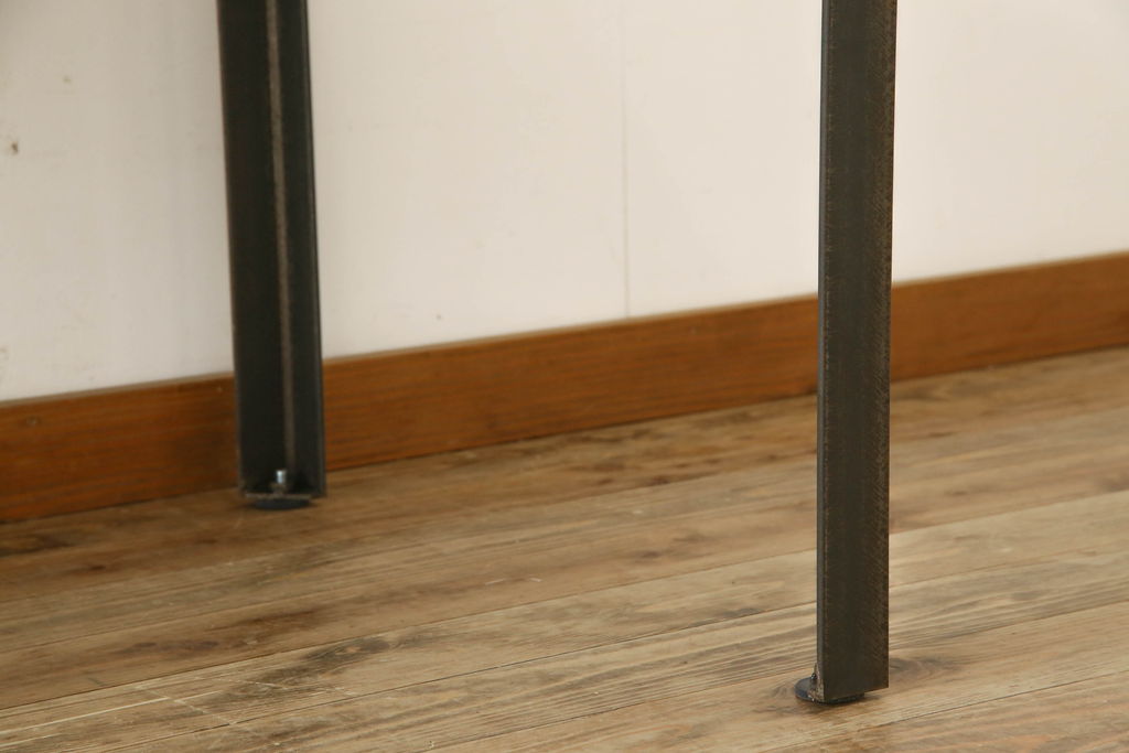 和製アンティーク　欅(ケヤキ)材　クールな雰囲気が目を引く天板一枚板の鉄脚テーブル(ダイニングテーブル、4人掛け、作業台)(R-061566)