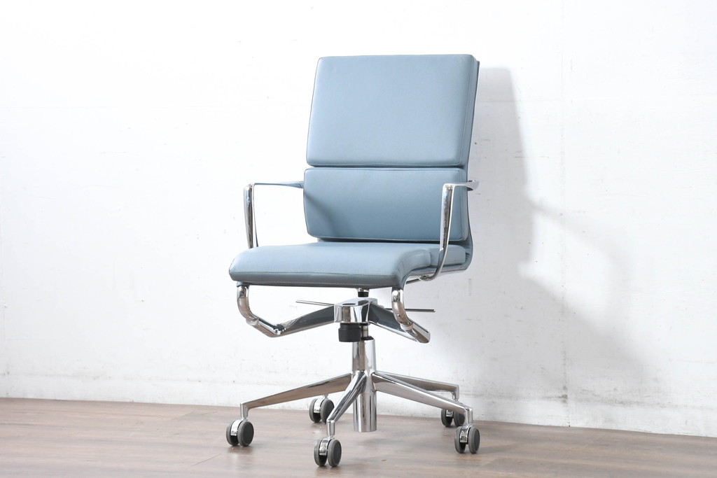 中古　超美品!!　使用感ほぼなし　カッシーナ(Cassina)　アリアス(Alias)　アルベルト・メダ(Alberto Meda)デザイン　本革(レザー)　スタイリッシュなデザインと快適な座り心地を両立した高級感あふれるキャスタースウィベルアームチェア(デスクチェア、オフィスチェア、回転チェア、椅子、イス)(定価約72万円)(R-083540)
