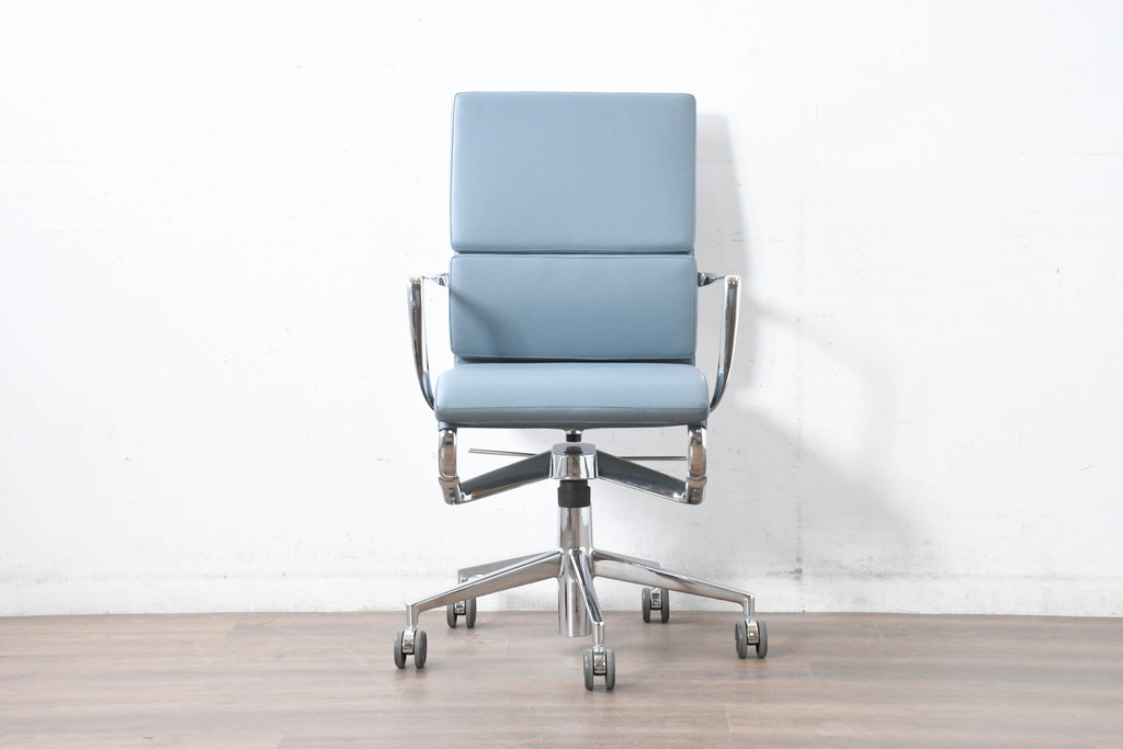 中古　超美品!!　使用感ほぼなし　カッシーナ(Cassina)　アリアス(Alias)　アルベルト・メダ(Alberto Meda)デザイン　本革(レザー)　スタイリッシュなデザインと快適な座り心地を両立した高級感あふれるキャスタースウィベルアームチェア(デスクチェア、オフィスチェア、回転チェア、椅子、イス)(定価約72万円)(R-083540)