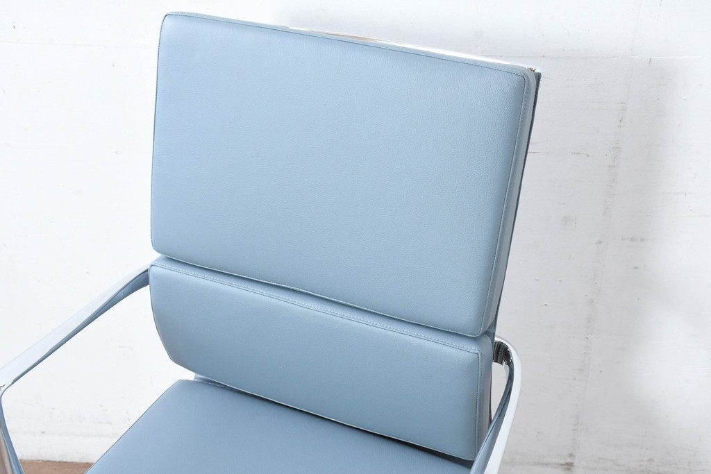 中古　超美品!!　使用感ほぼなし　カッシーナ(Cassina)　アリアス(Alias)　アルベルト・メダ(Alberto Meda)デザイン　本革(レザー)　スタイリッシュなデザインと快適な座り心地を両立した高級感あふれるキャスタースウィベルアームチェア(デスクチェア、オフィスチェア、回転チェア、椅子、イス)(定価約72万円)(R-083540)