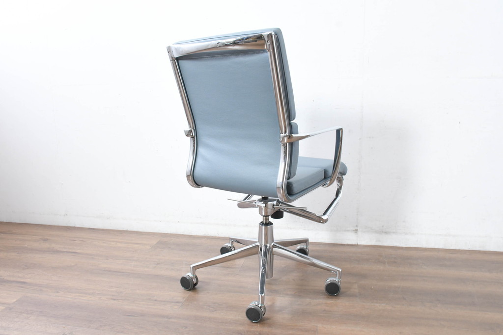 中古　超美品!!　使用感ほぼなし　カッシーナ(Cassina)　アリアス(Alias)　アルベルト・メダ(Alberto Meda)デザイン　本革(レザー)　スタイリッシュなデザインと快適な座り心地を両立した高級感あふれるキャスタースウィベルアームチェア(デスクチェア、オフィスチェア、回転チェア、椅子、イス)(定価約72万円)(R-083540)