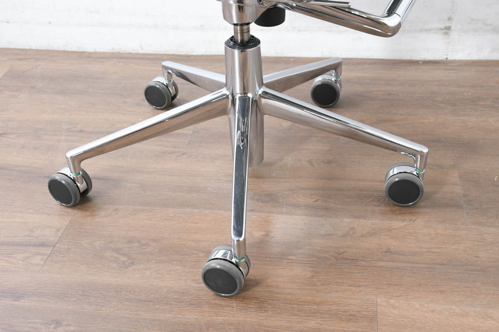 中古　超美品!!　使用感ほぼなし　カッシーナ(Cassina)　アリアス(Alias)　アルベルト・メダ(Alberto Meda)デザイン　本革(レザー)　スタイリッシュなデザインと快適な座り心地を両立した高級感あふれるキャスタースウィベルアームチェア(デスクチェア、オフィスチェア、回転チェア、椅子、イス)(定価約72万円)(R-083540)