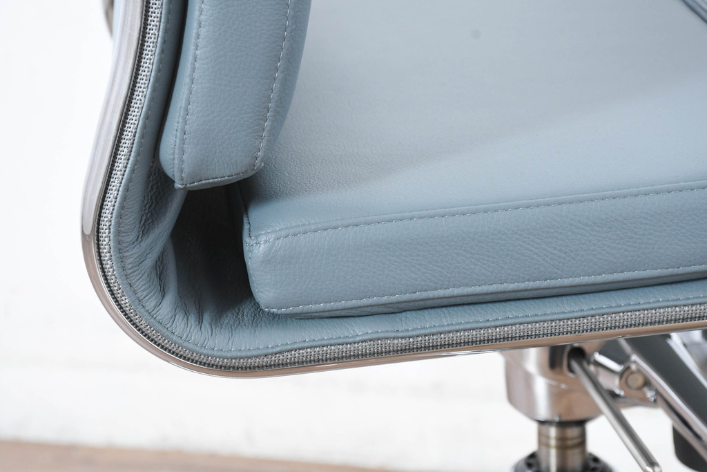 中古　超美品!!　使用感ほぼなし　カッシーナ(Cassina)　アリアス(Alias)　アルベルト・メダ(Alberto Meda)デザイン　本革(レザー)　スタイリッシュなデザインと快適な座り心地を両立した高級感あふれるキャスタースウィベルアームチェア(デスクチェア、オフィスチェア、回転チェア、椅子、イス)(定価約72万円)(R-083540)