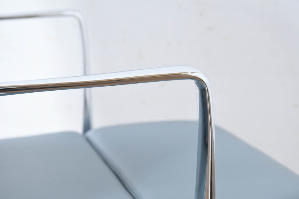 中古　超美品!!　使用感ほぼなし　カッシーナ(Cassina)　アリアス(Alias)　アルベルト・メダ(Alberto Meda)デザイン　本革(レザー)　スタイリッシュなデザインと快適な座り心地を両立した高級感あふれるキャスタースウィベルアームチェア(デスクチェア、オフィスチェア、回転チェア、椅子、イス)(定価約72万円)(R-083540)