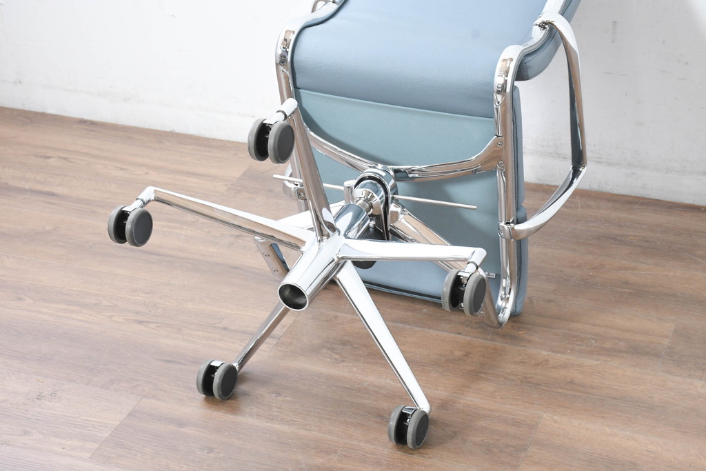 中古　超美品!!　使用感ほぼなし　カッシーナ(Cassina)　アリアス(Alias)　アルベルト・メダ(Alberto Meda)デザイン　本革(レザー)　スタイリッシュなデザインと快適な座り心地を両立した高級感あふれるキャスタースウィベルアームチェア(デスクチェア、オフィスチェア、回転チェア、椅子、イス)(定価約72万円)(R-083540)