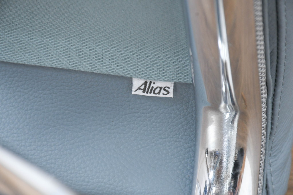 中古　超美品!!　使用感ほぼなし　カッシーナ(Cassina)　アリアス(Alias)　アルベルト・メダ(Alberto Meda)デザイン　本革(レザー)　スタイリッシュなデザインと快適な座り心地を両立した高級感あふれるキャスタースウィベルアームチェア(デスクチェア、オフィスチェア、回転チェア、椅子、イス)(定価約72万円)(R-083540)