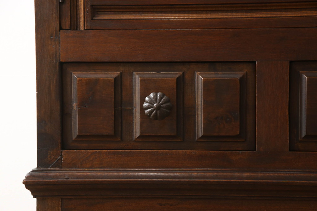 ヨーロッパヴィンテージ　スペイン家具　マホガニー材　高級品!扉のデザインが異彩を放つ、凝った作りのキャビネット(食器棚、収納棚、ビンテージ)(R-051636)