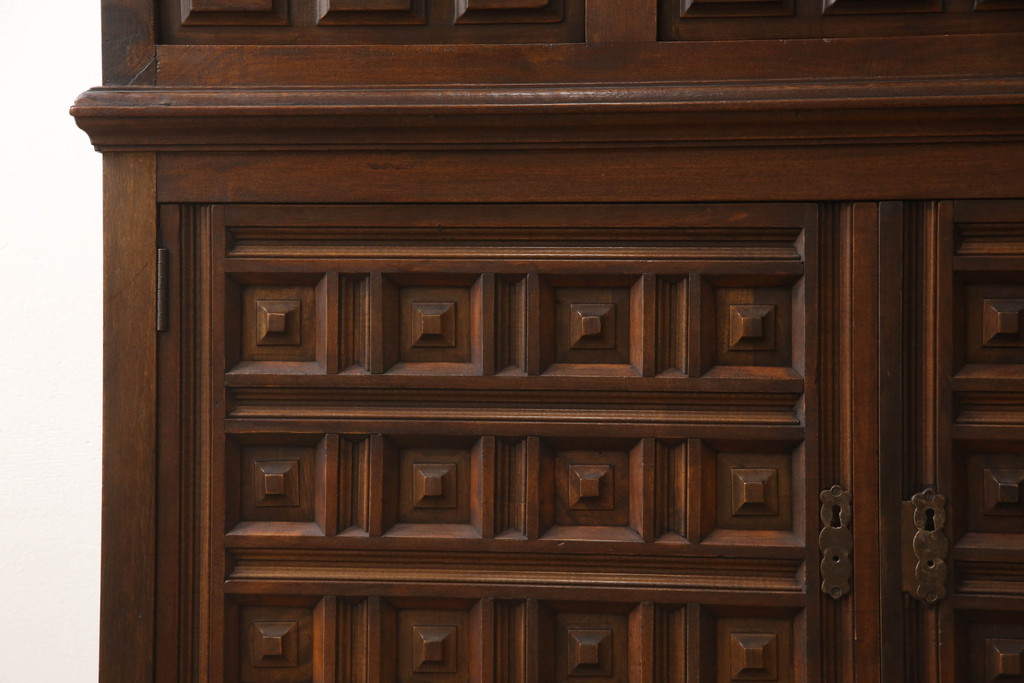 ヨーロッパヴィンテージ　スペイン家具　マホガニー材　高級品!扉のデザインが異彩を放つ、凝った作りのキャビネット(食器棚、収納棚、ビンテージ)(R-051636)