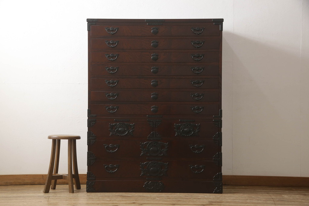 中古　美品　伝統工芸　岩谷堂箪笥　レアモデル!!　威厳漂う佇まいが品の良さを高める衣装タンス(定価約60万円)(整理箪笥、チェスト、引き出し)(R-058763)