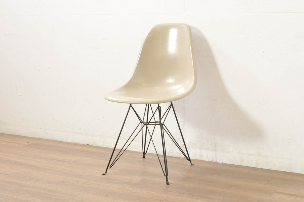 アメリカビンテージ　Hermanmiller(ハーマンミラー社)　Charles & Ray Eames(チャールズ&レイ・イームズ)　シンプルで洗練されたフォルムがおしゃれなファイバーグラスサイドシェルチェア(ダイニングチェア、椅子、イス、ヴィンテージ)(R-080721)