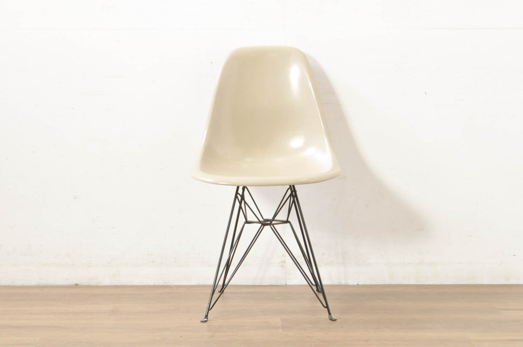 アメリカビンテージ　Hermanmiller(ハーマンミラー社)　Charles & Ray Eames(チャールズ&レイ・イームズ)　シンプルで洗練されたフォルムがおしゃれなファイバーグラスサイドシェルチェア(ダイニングチェア、椅子、イス、ヴィンテージ)(R-080721)