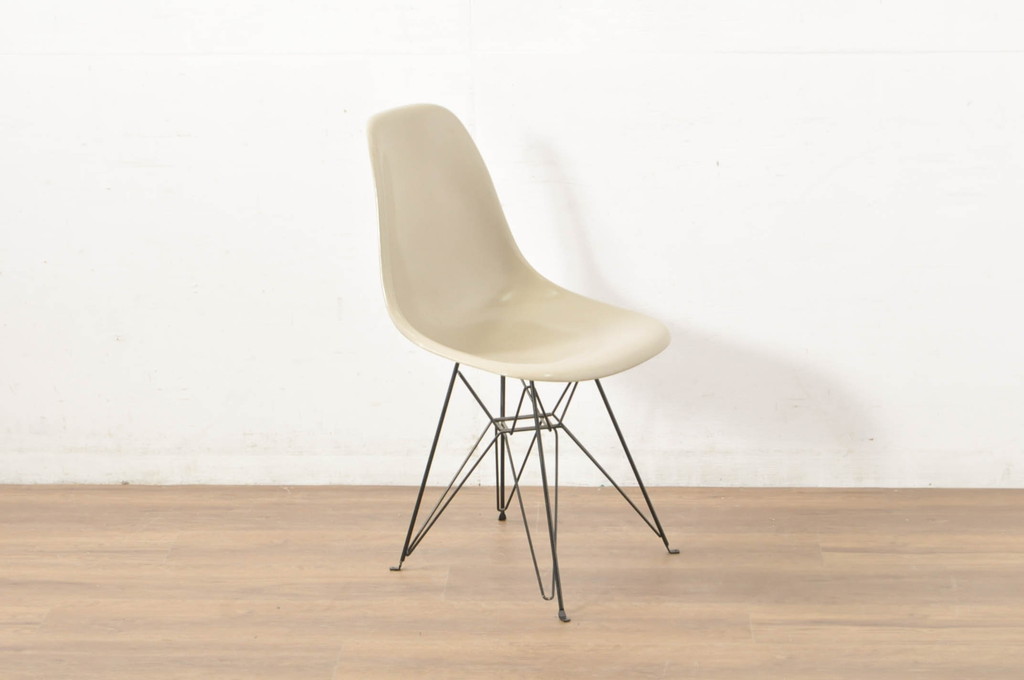 アメリカビンテージ　Hermanmiller(ハーマンミラー社)　Charles & Ray Eames(チャールズ&レイ・イームズ)　シンプルで洗練されたフォルムがおしゃれなファイバーグラスサイドシェルチェア(ダイニングチェア、椅子、イス、ヴィンテージ)(R-080721)