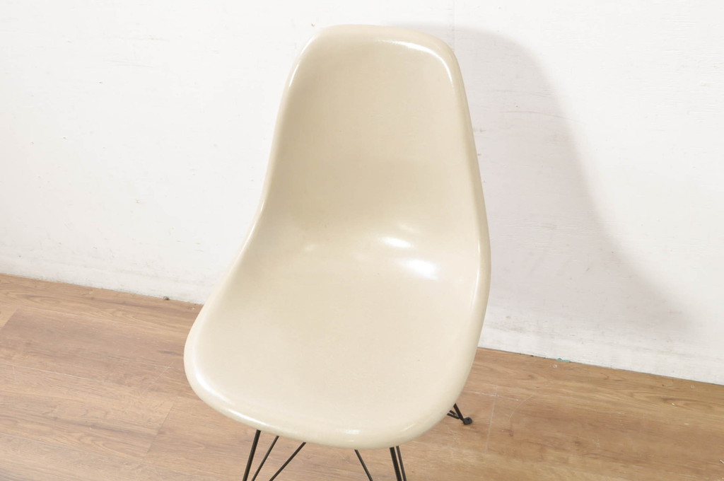 アメリカビンテージ　Hermanmiller(ハーマンミラー社)　Charles & Ray Eames(チャールズ&レイ・イームズ)　シンプルで洗練されたフォルムがおしゃれなファイバーグラスサイドシェルチェア(ダイニングチェア、椅子、イス、ヴィンテージ)(R-080721)